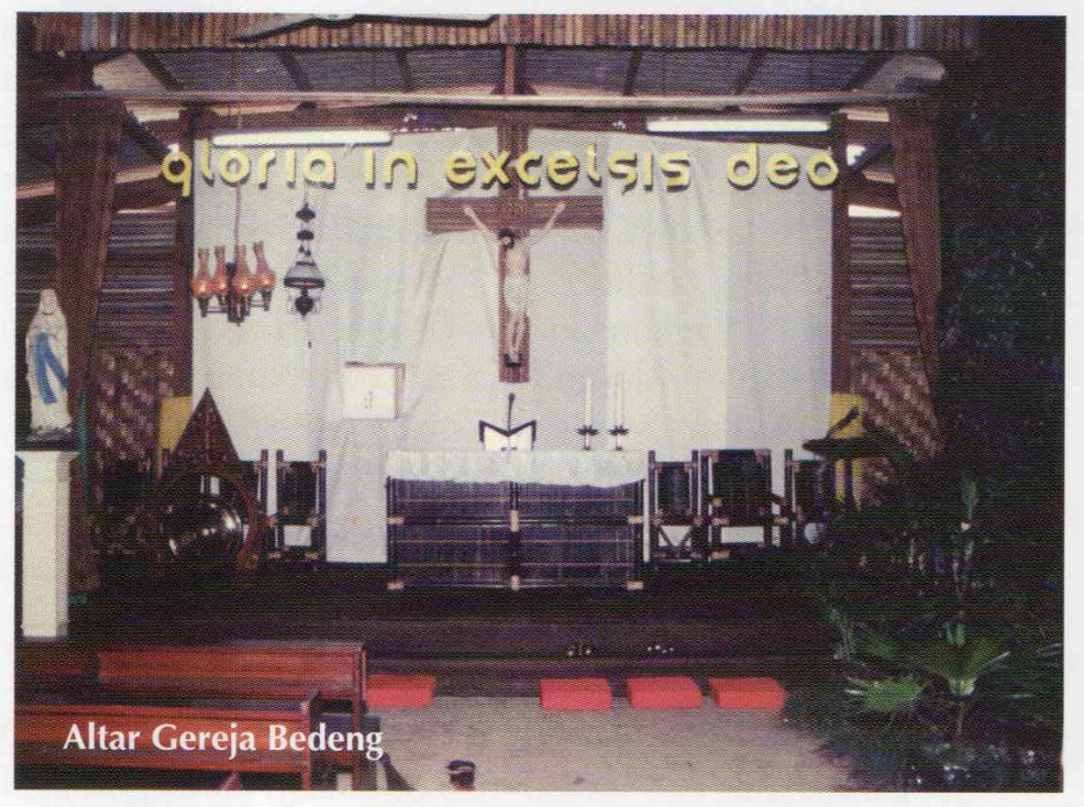 Altar gereja bedeng sebelum tahun 1992.
