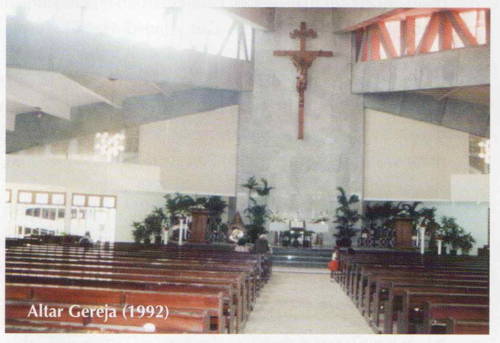 Altar Gereja Santo Thomas Rasul setelah pembangunan selesai tahun 1992.