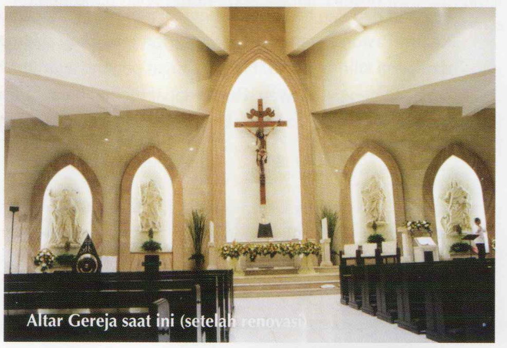 Altar Gereja Santo Thomas Rasul saat ini setelah renovasi tahun 2003.