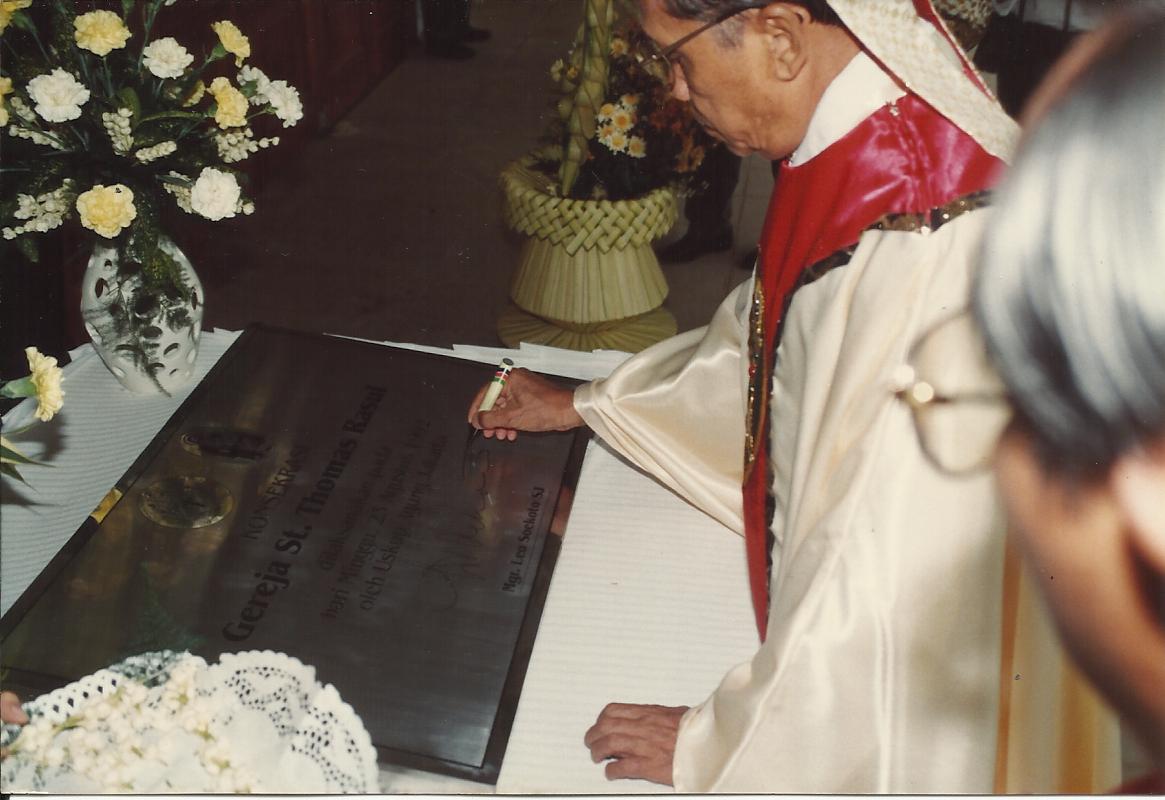 Gereja Santo Thomas Rasul – Bojong Indah diresmikan dan diberkati oleh Bapa Uskup Leo Soekoto, SJ, Uskup Keuskupan Agung Jakarta pada 23 Agustus 1992.
