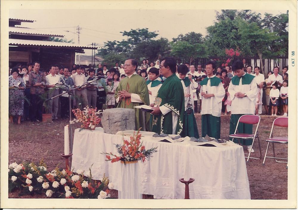 Bapa Uskup Leo Soekoto, SJ dalam Misa peletakan batu pertama pembangunan Gereja Santo Thomas Rasul, Oktober 1988.