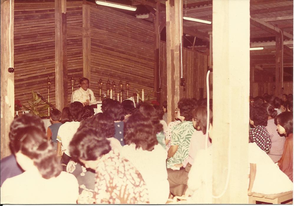 Perayaan Ekaristi di gereja bedeng.